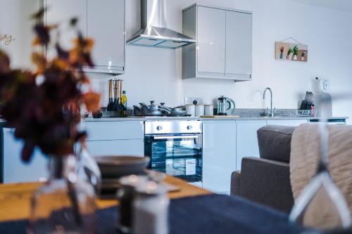 Stunning 2 Bed Apt By Greenstay Serviced Accommodation - Perfect For SHORT & LONG STAYS - Couples, Families, Business Travellers & Contractors All Welcome - 7