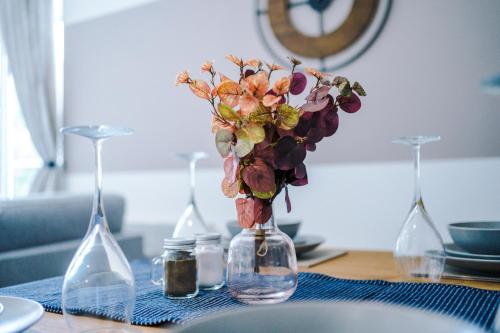 Formby Village Apartments By Greenstay Serviced Accommodation - Perfect For SHORT & LONG STAYS - Cou in 福姆比