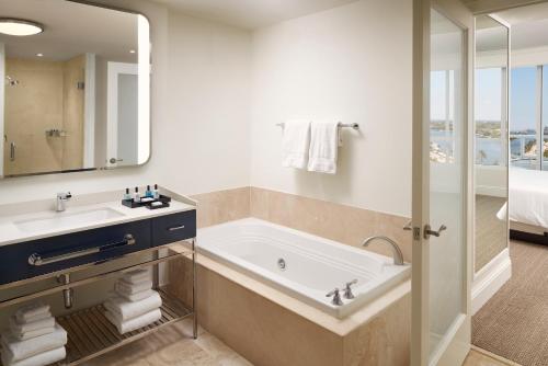 Ванная комната, Fontainebleau Miami Beach in Майами-Бич (Флорида)