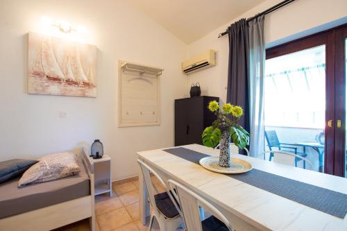 One-Bedroom Apartment image 6