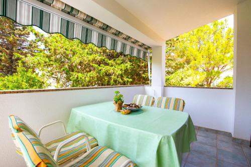 One-Bedroom Apartment image 6