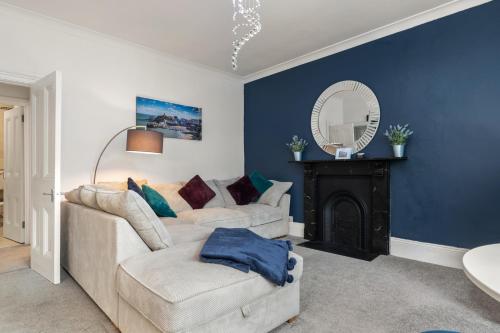 Caldey Bay Apartment - Lovely Sea Views - image 3
