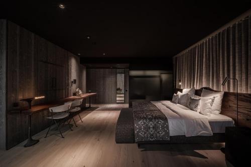 1 king bed, 2 twin beds