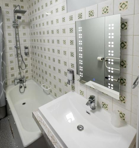 Royal Lion Hotel - image 2