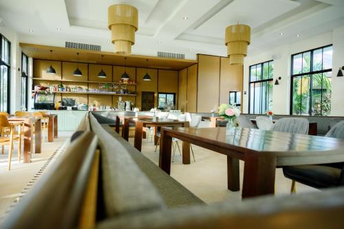 Restaurant, Rnana Grand in Khok Kloy