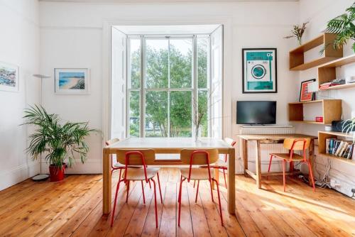 Treetops - Characterful flat with parking, close to beach, Falmouth