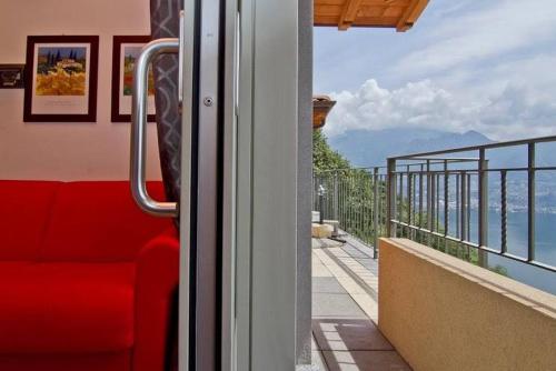 Terrazzo/balcone, Residence Sirene alloggio Paola con vista lago e piscina comune in Parzanica