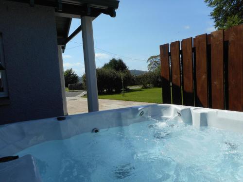 Chauffeur's Cottage with Hot Tub