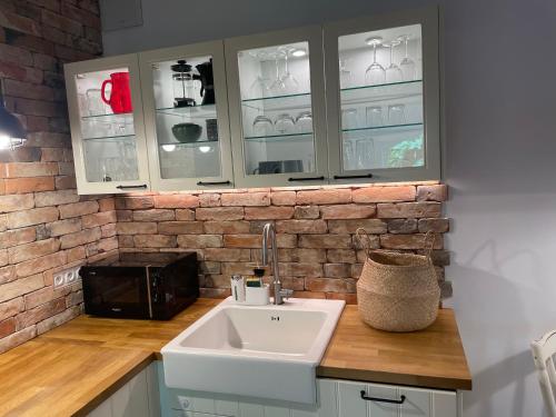 Apartament w centrum na starówce, pokój dzienny z aneksem kuchennym, sypialnia z podwójnym łóżkiem, piękna weranda, TV Smart, Wi-Fi, parking, FV, self check in 24H, Taras, Ogród nad rzeką, w sąsiedztwie restauracja , imprezy i usługi escort zakazane
