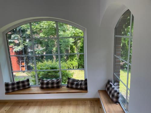 Apartament w centrum na starówce, pokój dzienny z aneksem kuchennym, sypialnia z podwójnym łóżkiem, piękna weranda, TV Smart, Wi-Fi, parking, FV, self check in 24H, Taras, Ogród nad rzeką, w sąsiedztwie restauracja , imprezy i usługi escort zakazane