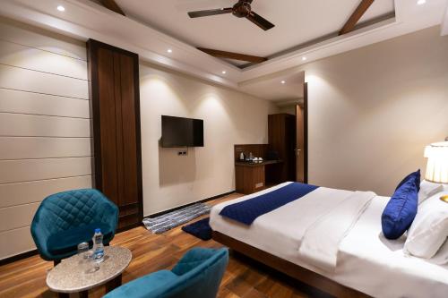 Family Room image 6