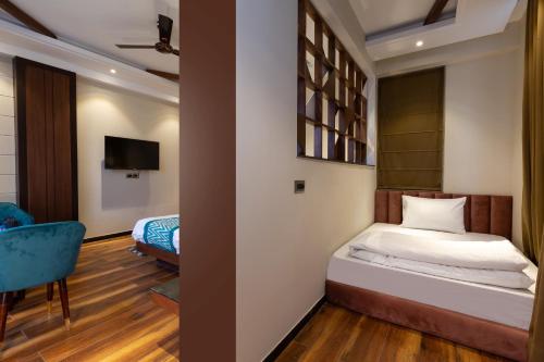 Family Room image 4