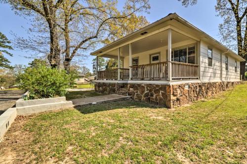 Charming Home with Porch Walk to Greers Ferry Lake! in แฟร์ฟิลด์เบย์ (อาร์คันซอ)