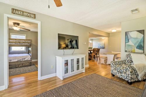 Charming Home with Porch Walk to Greers Ferry Lake! in แฟร์ฟิลด์เบย์ (อาร์คันซอ)