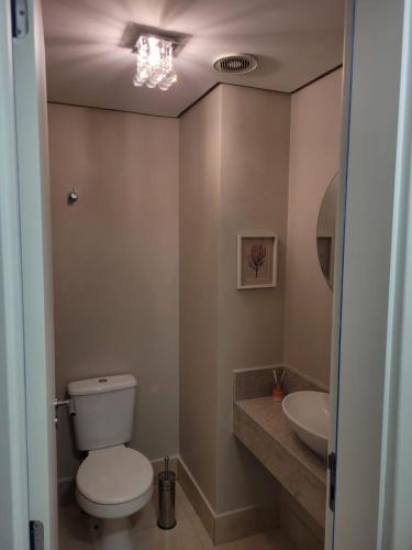 LOFT ENCANTADOR COM PISCINA, VAGA, WiFi, TV 50"