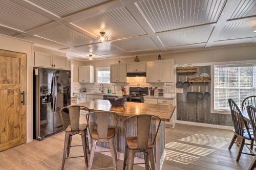 Lakefront Greers Ferry Cabin with Covered Boat Slip! in แฟร์ฟิลด์เบย์ (อาร์คันซอ)