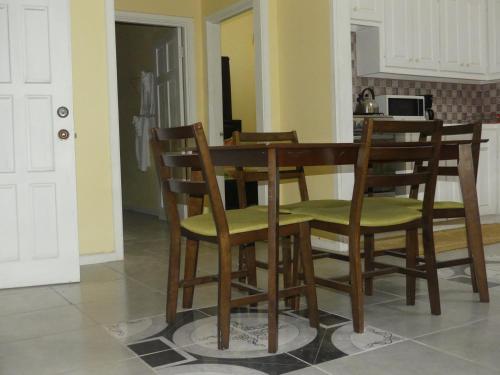 Southern Haven Guesthouse in ลาบอรี