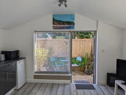 شرفة/ تراس, Seaside guest house a stone's throw from the beach in هولوكومبى