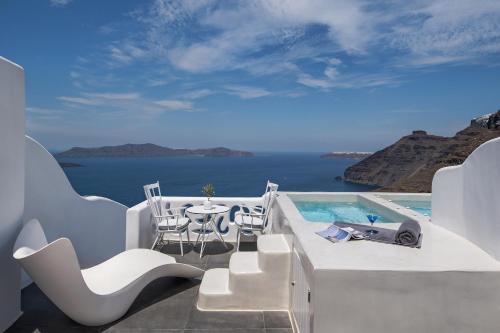Hot tub, Athina Luxury Suites in Santorini