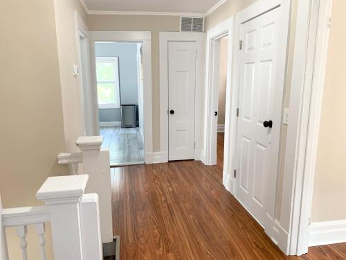 Newly renovated 4 bedroom apartment near downtown. in มอนต์แคลร์