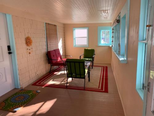 Newly renovated 4 bedroom apartment near downtown. in มอนต์แคลร์