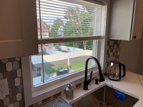 Newly renovated 4 bedroom apartment near downtown. in มอนต์แคลร์