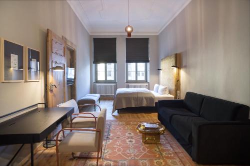 1 queen bed, 1 sofa bed