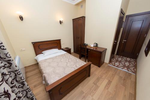 Eiffel Hotel – Batumi, IL