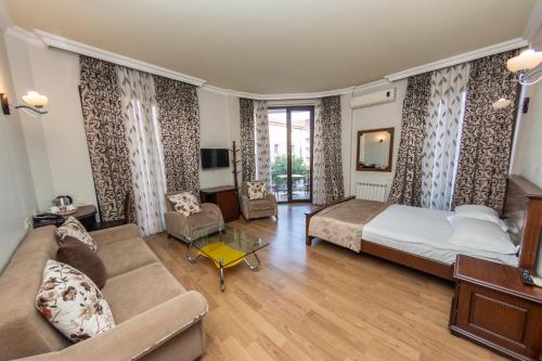 Eiffel Hotel – Batumi, IL