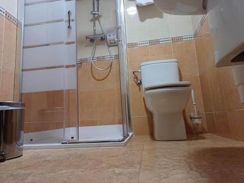 Bathroom, Hostal Restaurante El Castillo in Alcorisa