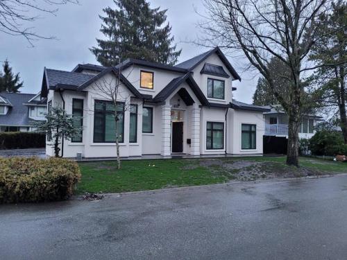 Spacious getaway for couples with separate entrance - Apartment - Surrey