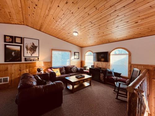 Island Park Village Retreat, Sleeps 14, has Sauna - Rea