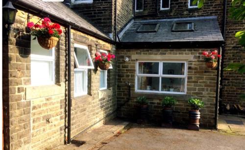 Private annex to Victorian villa, with kitchen and Free parking - Apartment - Todmorden