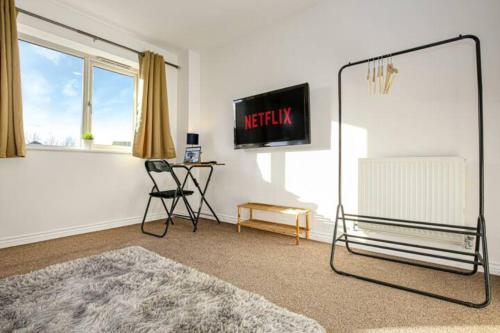 Aylesbury House with Free Parking, Super-Fast Wifi and Smart TV with Netflix by Yoko Property