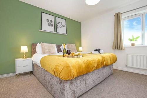 Aylesbury House with Free Parking, Super-Fast Wifi and Smart TV with Netflix by Yoko Property