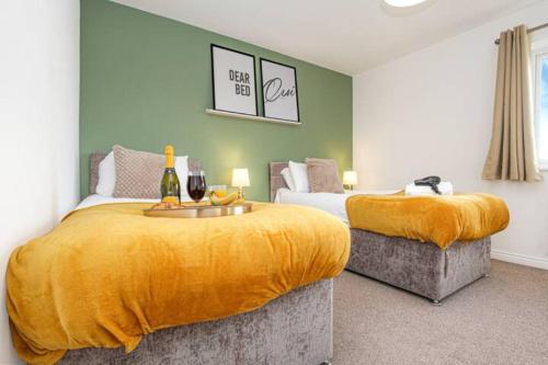 Aylesbury House with Free Parking, Super-Fast Wifi and Smart TV with Netflix by Yoko Property