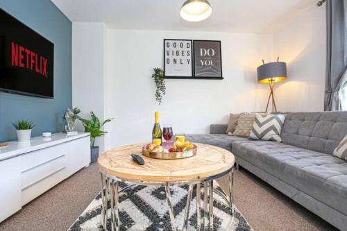 Aylesbury House with Free Parking, Super-Fast Wifi and Smart TV with Netflix by Yoko Property