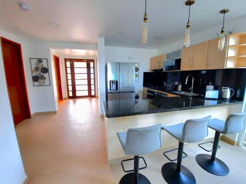 Beach Villa Sol & Mar Cartagena, beachfront & private pool in Punta de Canoa