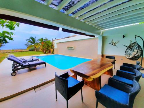 View, Beach Villa Sol & Mar Cartagena, beachfront & private pool in Punta de Canoa