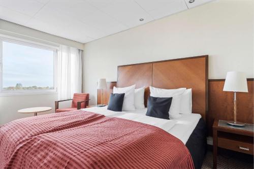 1 king bed, 1 twin bed