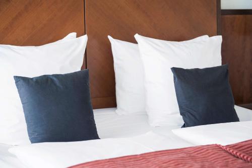 Best Western Plus Airport Hotel - main image