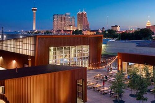 Downtown Modern Farmhouse-Pool- Sleeps 12 near The DoSeum - San Antonio's Museum for Kids