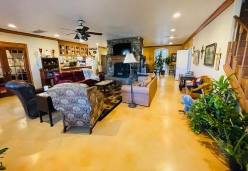 บริการและสิ่งอำนวยความสะดวก, Grandview House on Hamilton Creek in มาร์เบิลฟอลส์ (TX)