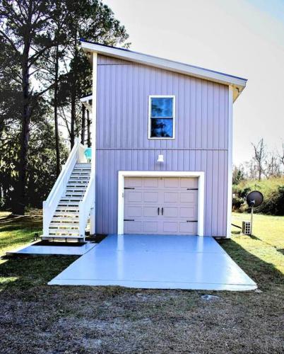 Secluded Tiny House by the Marsh with Hunting Island Beach Pass