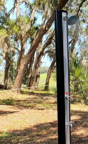 Secluded Tiny House by the Marsh with Hunting Island Beach Pass