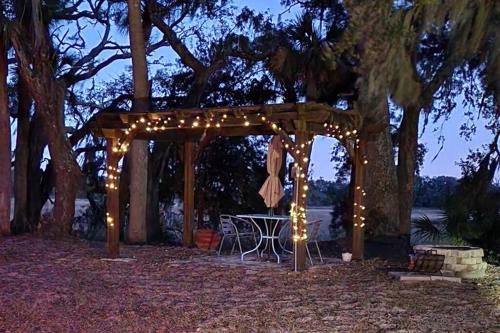 Secluded Tiny House by the Marsh with Hunting Island Beach Pass