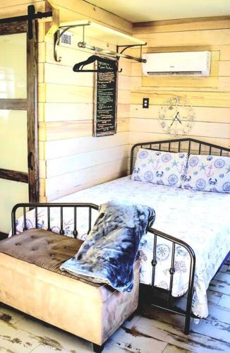 Secluded Tiny House by the Marsh with Hunting Island Beach Pass