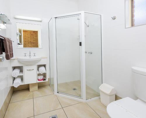 Roma Mid Town Motor Inn - 화장실