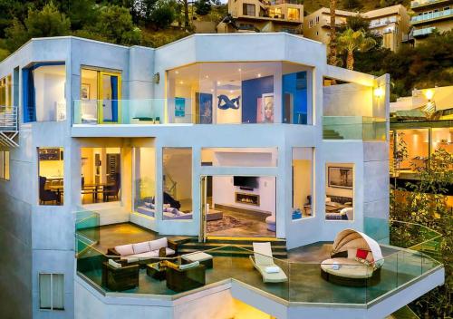 Hollywood Hills Modern Sanctuary–Jaw Dropping View in Los Angeles, USA