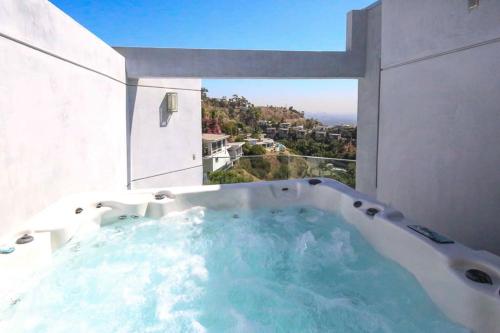 Hollywood Hills Modern Sanctuary–Jaw Dropping View in Los Angeles, USA